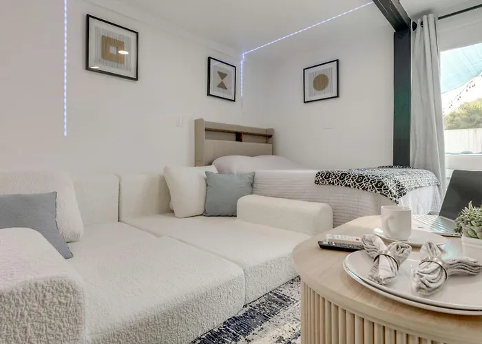 Sleek 4 Mi To Dtwn Phoenix: Pets Welcome! Apartment