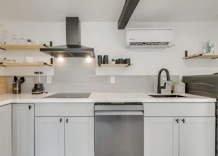 Sleek 4 Mi To Dtwn Phoenix: Pets Welcome! Apartment
